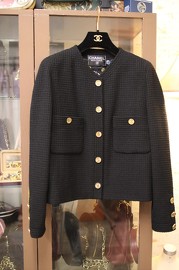 Vintage Chanel Black Tweed Iconic Jacket From 80s FR40 With Beautiful Lining