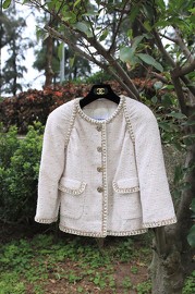 Pre Owned Chanel White Tweed Jacket FR34 2018 with Owl Chanel Buttons