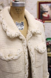 Beautiful Pre Owned Chanel Ivory Wool Chain-Trimmed Jacket FR36 Rare