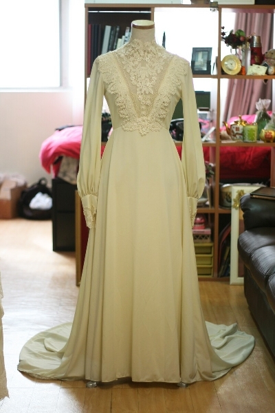 1960s Vintage Ivory Lace Medieval Wedding Dress Sz S/XS - Mrs Vintage ...